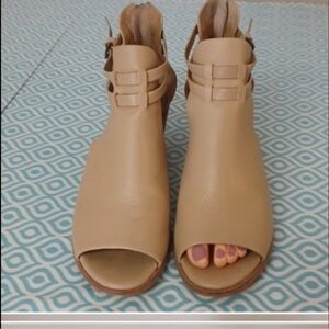 Matisse cut out booties buckles leather 9.5